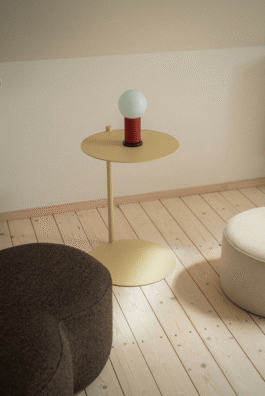 heller Beistelltisch mit Lampe neben Sitzgelegenheiten 