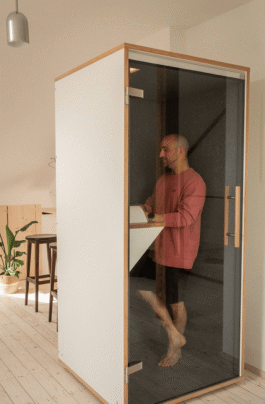 Mann in Telefonkabine während eines Video-Calls